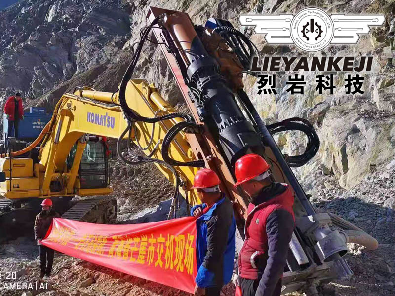 液压裂石机在青海省芒崖市矿山开采